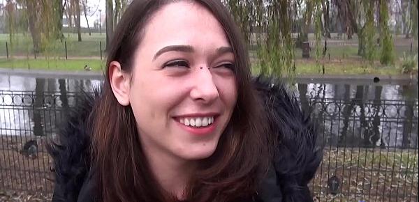  Sophie, jeune et fan de cul, elle veut de la bite